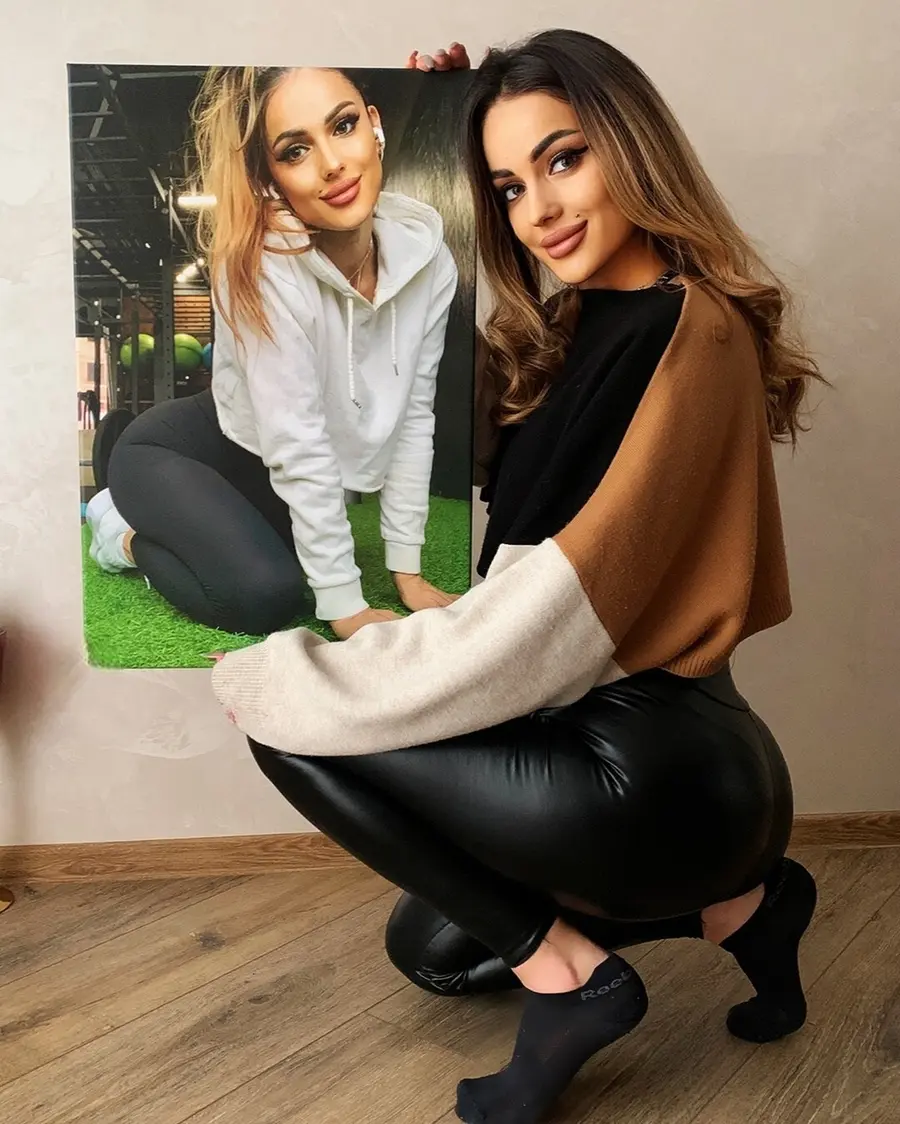  Peintures Chaussure, jambe et sourire s34713