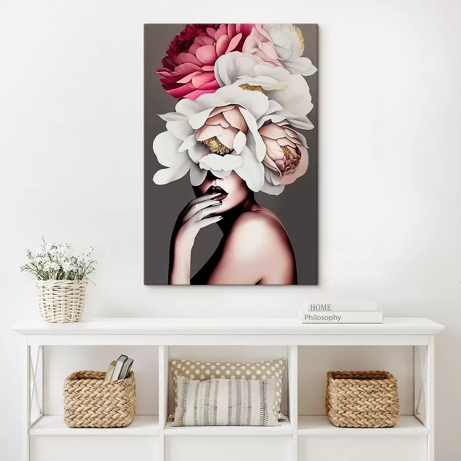  Peintures Illustration d'une femme avec des fleurs sur fond gris s34601