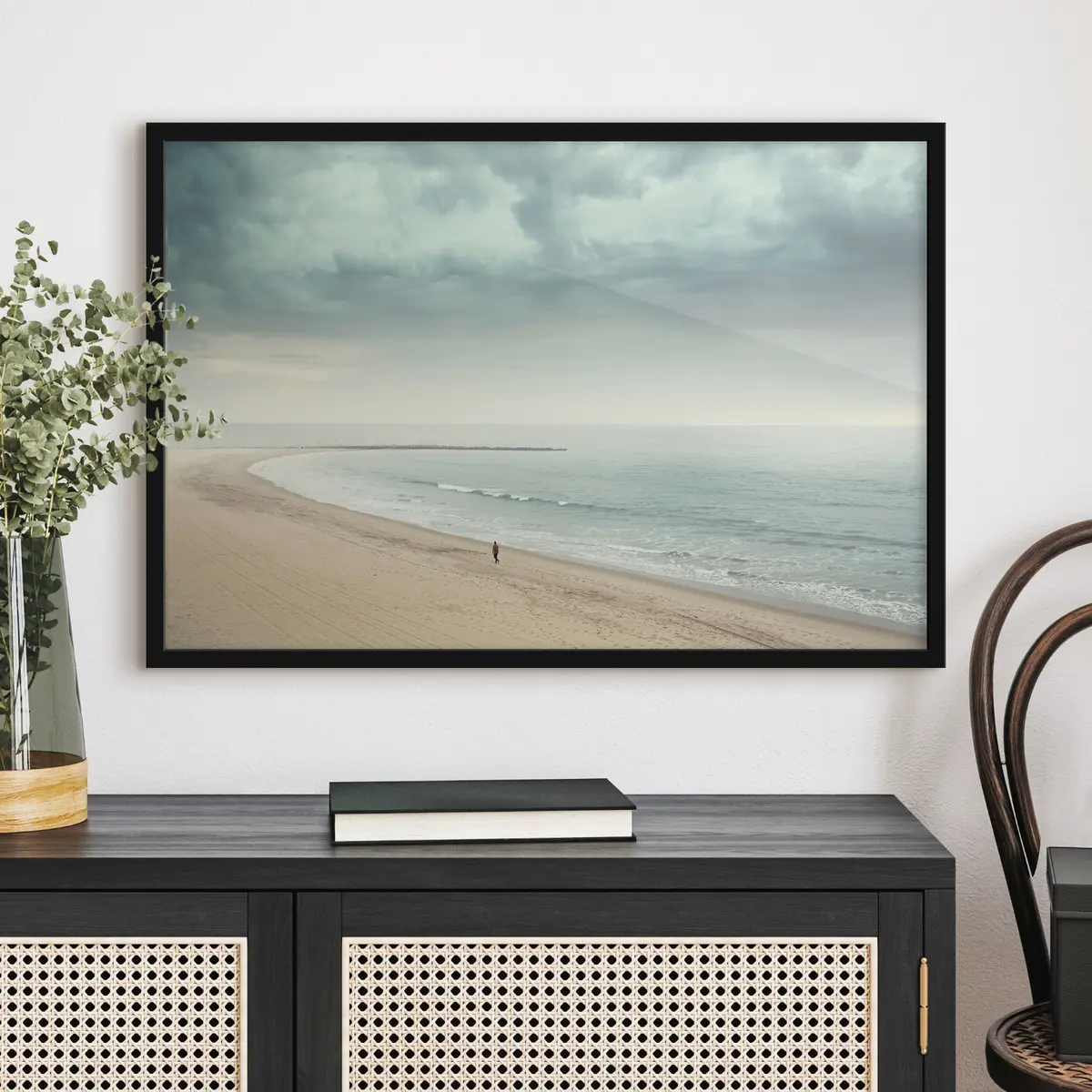 Poster Eenzame figuur die langs het strand loopt f37470