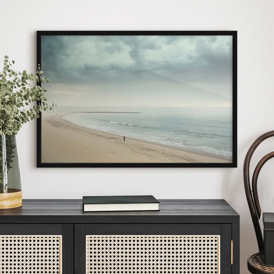 Papier peint photo Silhouette solitaire marchant le long de la plage f37470